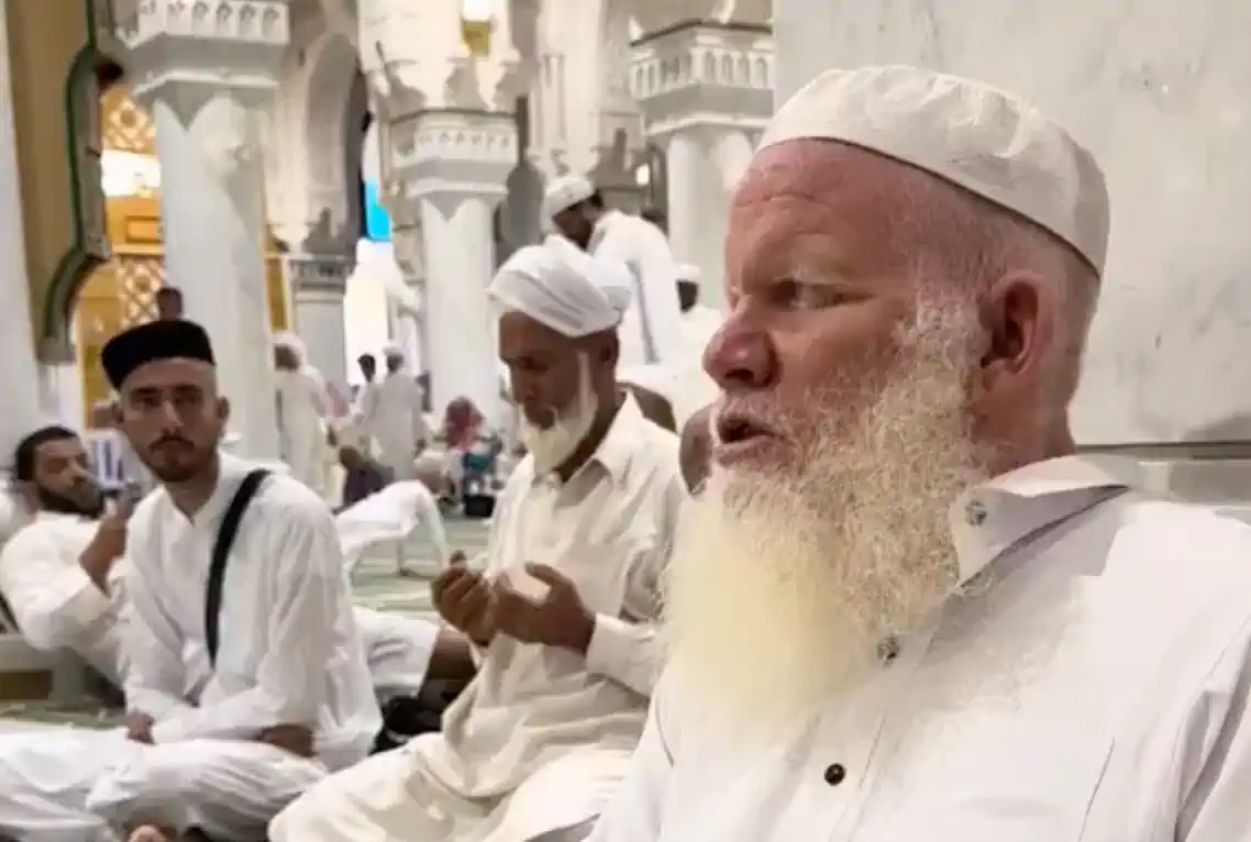 ليس كل من فقد عينيه تاه، ولا كل من امتلكهما اهتدى.