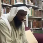 رجل يتلو آيات من القرآن الكريم بصوت جميل ومؤثر