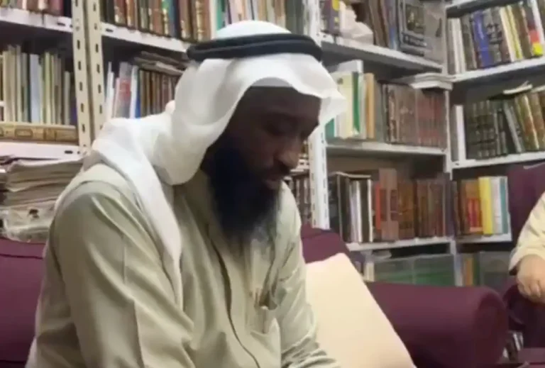 القرآن يكسِر هيمنة الدنيا على القلوب، ويزرع في أهلِه سكينةً تجعل ما سواه أهون وأصغر.