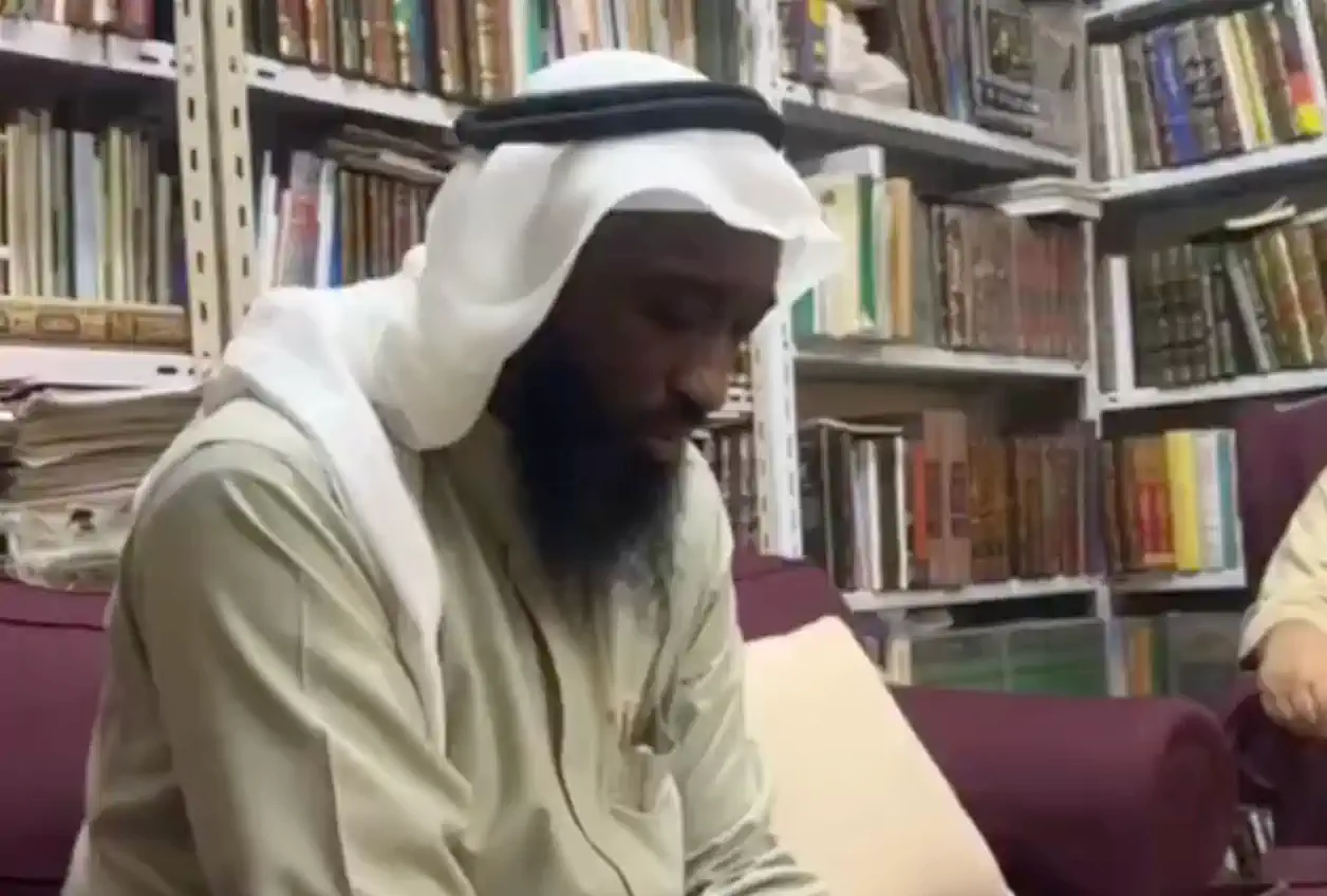 القرآن يكسِر هيمنة الدنيا على القلوب، ويزرع في أهلِه سكينةً تجعل ما سواه أهون وأصغر.