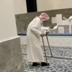 رجال أنهكهم التعب، لكن قلوبهم لم تغفل عن بيوت الله