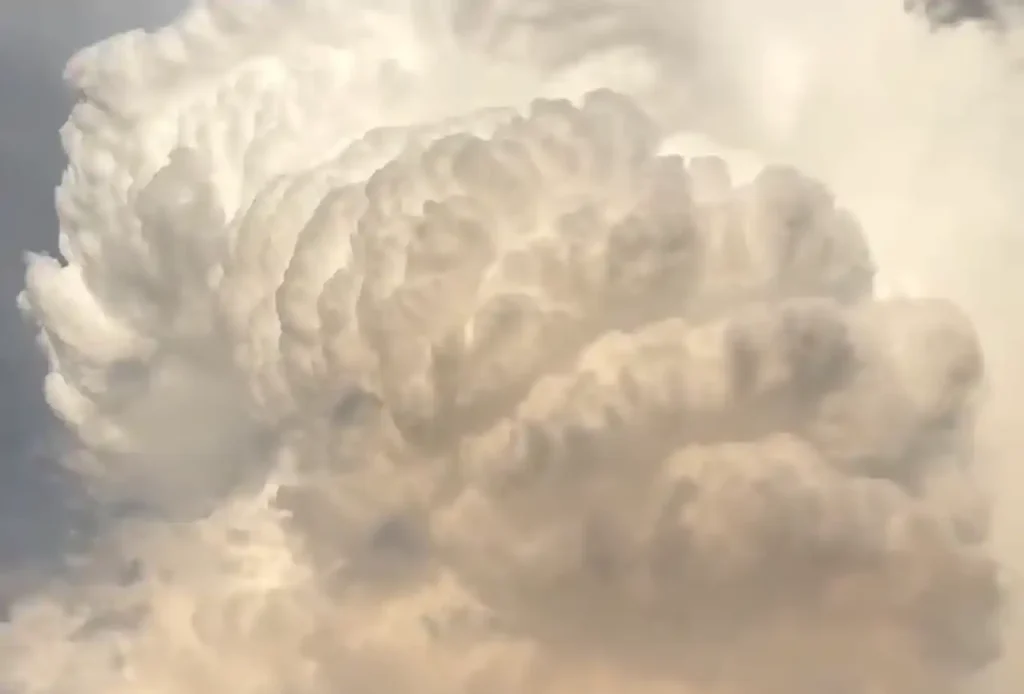 مشهد بديع يذكرنا بعظمة الخالق… كيف يسوق الله السحاب برفق، ثم يجمعه بعد تفرق، حتى يتراكم ويصبح كتلاً فوق بعضها، فينزل منه الغيث بإذن الله.آية تدعو للتأمل، وتفتح القلب للإيمان بعظمة تدبير الله في الكون 🌿 ( ألم تَرَ أن الله يزجي سحابا ثم يؤلف بينه ثم يجعله رُكَامًا )