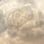 مشهد بديع يذكرنا بعظمة الخالق… كيف يسوق الله السحاب برفق، ثم يجمعه بعد تفرق، حتى يتراكم ويصبح كتلاً فوق بعضها، فينزل منه الغيث بإذن الله.آية تدعو للتأمل، وتفتح القلب للإيمان بعظمة تدبير الله في الكون 🌿 ( ألم تَرَ أن الله يزجي سحابا ثم يؤلف بينه ثم يجعله رُكَامًا )