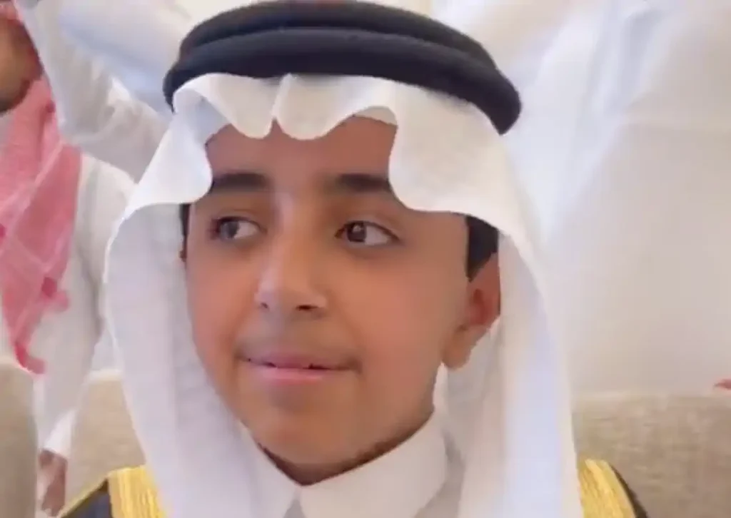 لحظة عظيمة تستحق التقدير شباب أتمّوا حفظ القرآن الكريم كاملًا، بعد رحلة من الصبر والاجتهاد والتوفيق من الله، مشهد يشرح الصدر ويزرع الأمل، ويذكرنا أن الإنجاز الحقيقي هو القرب من كتاب الله. 🤍